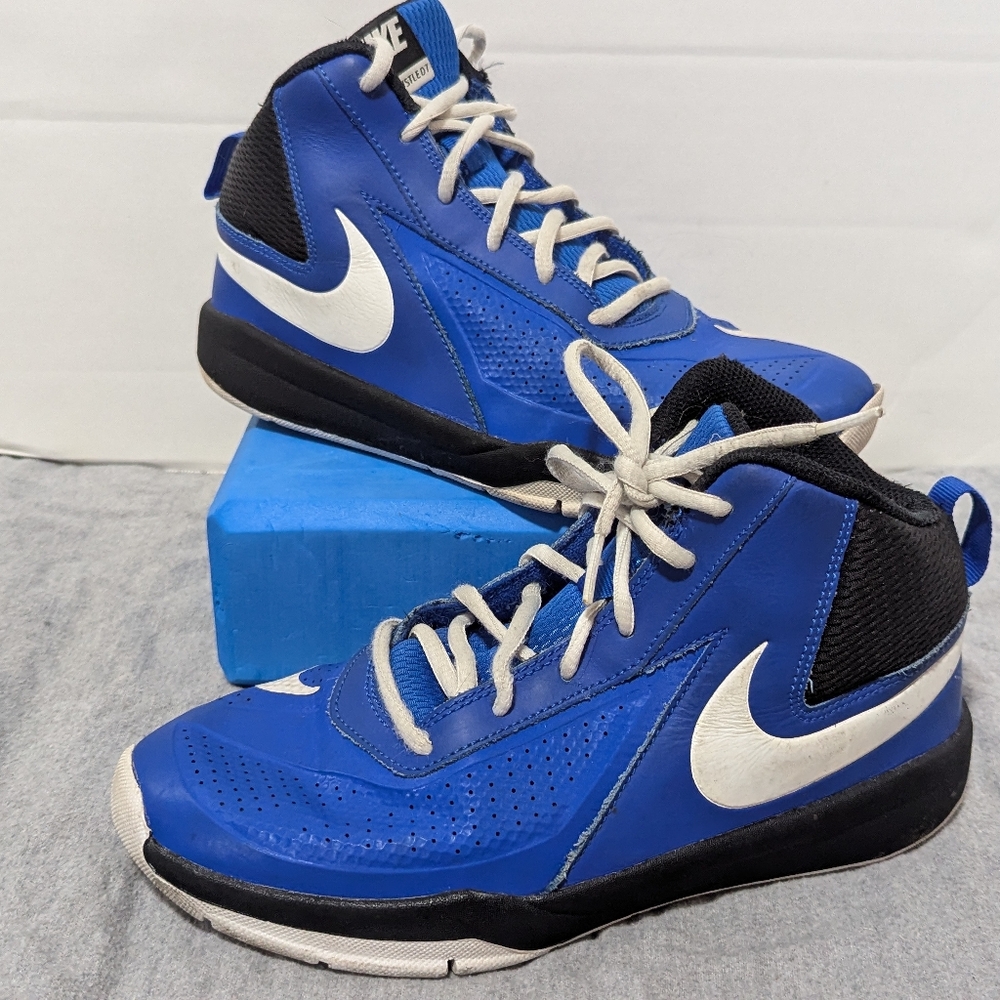 Nike Youth 6 Sneakers Team Hustle D7 Basketball Shoe Royal Blue